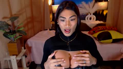 kiara_trans online show from April 6, 10:49 am