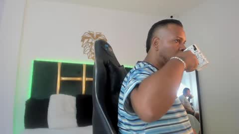 Snapshot of kingg_jay chatting on May 23, 12:09 pm kingg_jay online show from May 23, 12:09 pm