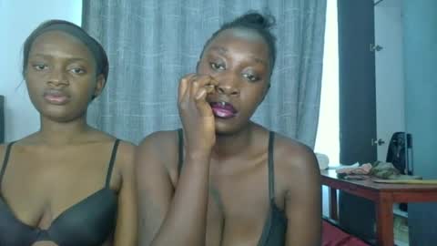 Snapshot of kinky_leila chatting on June 23, 6:22 am kinky_leila online show from June 23, 6:22 am