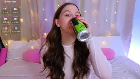 Snapshot of kira_briis chatting on April 27, 6:17 pm Kira Briis online show from April 27, 6:17 pm