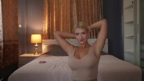 Snapshot of kirabl00m chatting on May 21, 7:04 am kira bloom online show from May 21, 7:04 am