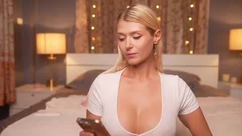 kira bloom online show from June 20, 3:15 pm