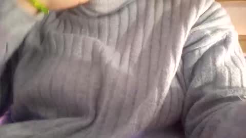 Snapshot of kitsuneniki chatting on January 10, 7:48 pm kitsuneniki online show from January 10, 7:48 pm