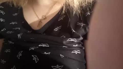 Snapshot of kitsuneniki chatting on February 16, 5:53 pm kitsuneniki online show from February 16, 5:53 pm