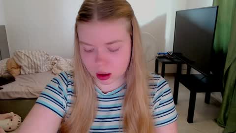 Snapshot of kitten_jenny01 chatting on June 4, 1:50 pm Jennyblonde and Emmabrunette online show from June 4, 1:50 pm