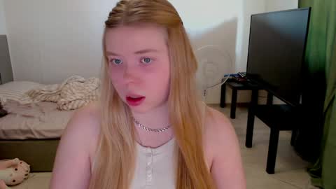 Snapshot of kitten_jenny01 chatting on June 5, 3:51 pm Jennyblonde and Emmabrunette online show from June 5, 3:51 pm