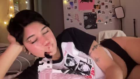 Snapshot of kittenmoon_ chatting on April 24, 2:25 am online show from April 24, 2:25 am