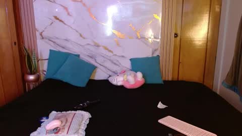 Snapshot of kittycatw chatting on April 18, 7:01 am LAURA help me reach 100likes online show from April 18, 7:01 am
