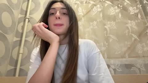 Snapshot of kittyymoonnn chatting on May 21, 11:56 pm Emma online show from May 21, 11:56 pm