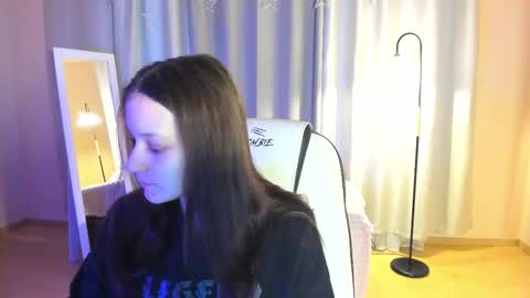 krisdoeil online show from February 3, 2:10 am