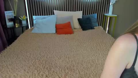 Snapshot of kristi_thompson chatting on February 18, 9:49 am Kristi online show from February 18, 9:49 am