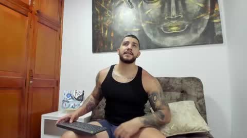 kylenorth_ online show from August 4, 12:08 pm