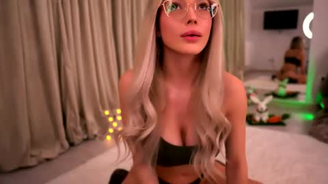 Kylie online show from April 4, 8:17 pm