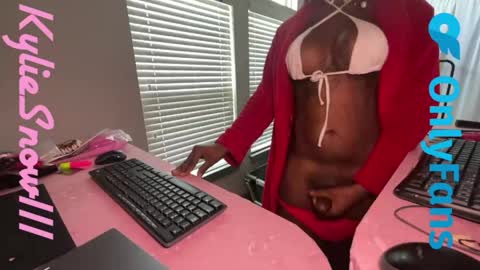 Snapshot of kyliesnowxxx chatting on May 5, 2:14 pm Kylie Snow online show from May 5, 2:14 pm