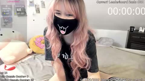 Snapshot of kyrawildofficial chatting on December 15, 12:04 am Kyra Wild online show from December 15, 12:04 am