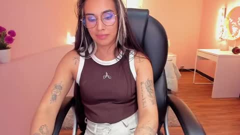 Snapshot of la_monitora chatting on May 22, 11:43 pm T A T I A N A online show from May 22, 11:43 pm