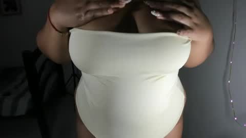la_pequena_culona online show from May 23, 1:11 am