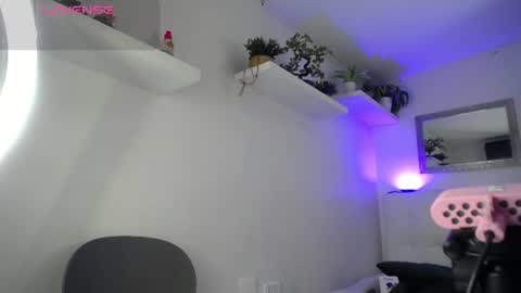 Snapshot of lady_hellen chatting on June 27, 7:08 pm online show from June 27, 7:08 pm