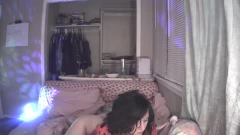 Snapshot of ladybughug chatting on December 20, 1:47 am hugbug online show from December 20, 1:47 am