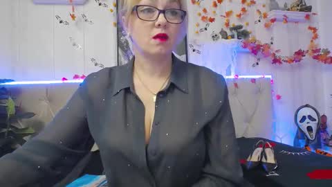  Lady Jeen    Back on Sunday 8th of December online show from October 19, 4:40 pm