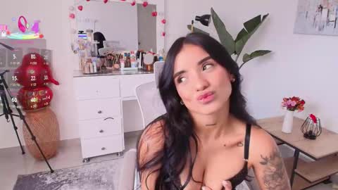 Snapshot of laira_scott chatting on February 19, 9:11 pm Laira online show from February 19, 9:11 pm