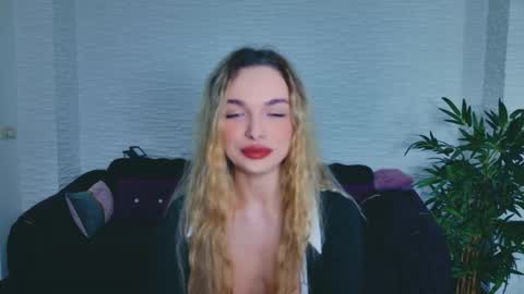 Lanna online show from April 15, 7:32 pm