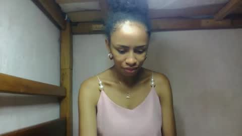 Snapshot of larah98 chatting on February 12, 6:41 am larah98 online show from February 12, 6:41 am