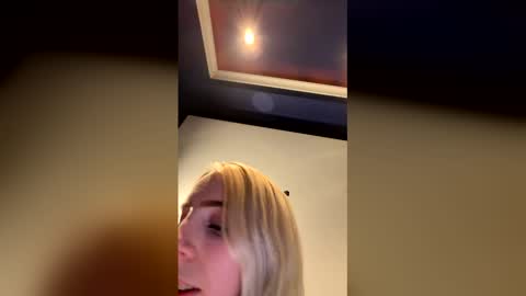 Snapshot of latenightkash chatting on February 16, 6:31 am Roxy blue online show from February 16, 6:31 am