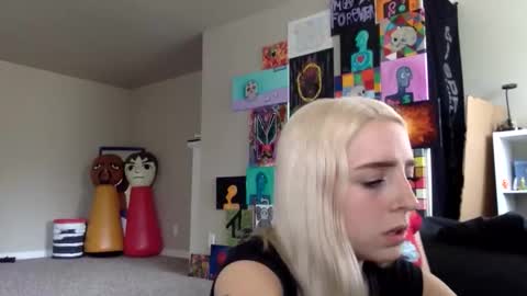 Snapshot of latenightkash chatting on February 22, 10:41 pm Roxy blue online show from February 22, 10:41 pm