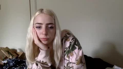 Snapshot of latenightkash chatting on March 3, 8:26 pm Roxy blue online show from March 3, 8:26 pm