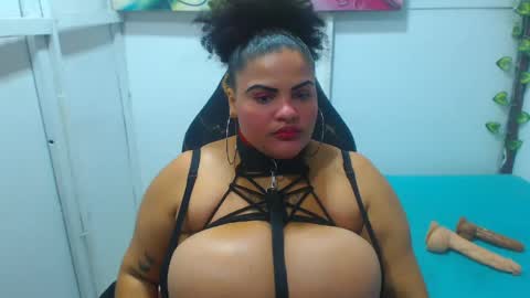 Snapshot of latina_bigboos12 chatting on May 22, 4:30 am latina_bigboos12 online show from May 22, 4:30 am