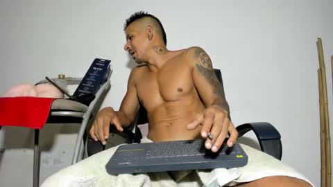 Snapshot of latinshamansex chatting on April 15, 1:56 am LatinShaman online show from April 15, 1:56 am