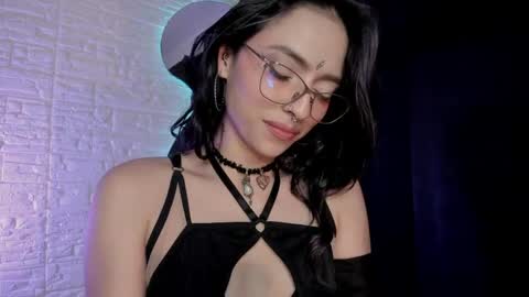 Laura Switch Girl online show from May 2, 6:18 am