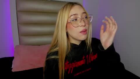 laura__js_ online show from January 7, 9:28 pm