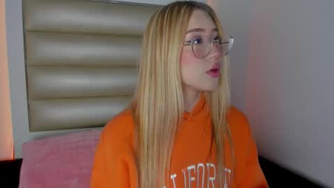 laura__js_ online show from January 12, 7:30 pm