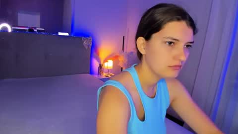 Snapshot of laura__leee chatting on June 29, 5:03 am Laura online show from June 29, 5:03 am