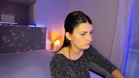 Snapshot of laura__leee chatting on July 7, 7:23 am Laura online show from July 7, 7:23 am
