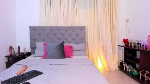 Snapshot of laura__martiinez chatting on May 18, 4:07 am online show from May 18, 4:07 am