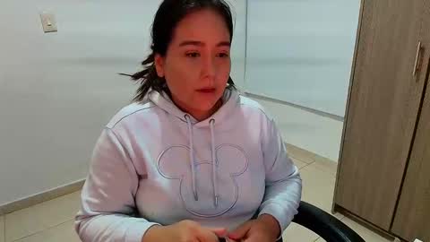 Snapshot of laura_d23 chatting on December 20, 12:29 am laura online show from December 20, 12:29 am