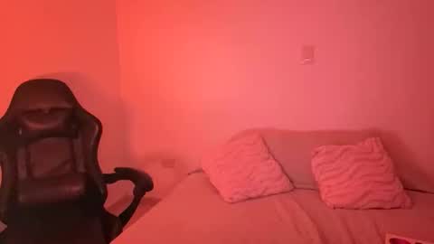 Snapshot of laura_d23 chatting on February 14, 11:23 pm laura online show from February 14, 11:23 pm