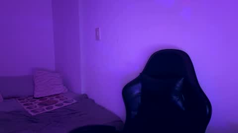 Snapshot of laura_d23 chatting on March 1, 6:59 am laura online show from March 1, 6:59 am