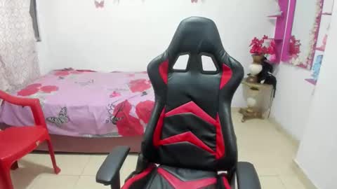 Snapshot of laura_hon11 chatting on May 3, 1:39 pm laura_hon11 online show from May 3, 1:39 pm