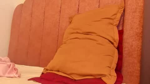 LAURA SOE online show from March 29, 8:31 pm