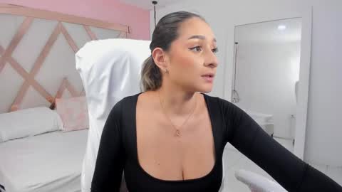 laura  online show from November 11, 2:50 pm