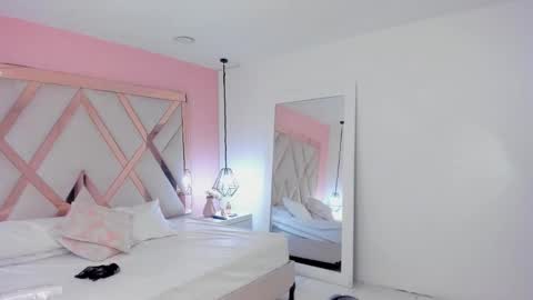 laura  online show from November 19, 9:26 pm