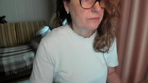 Lauraoven1 online show from April 3, 7:28 am