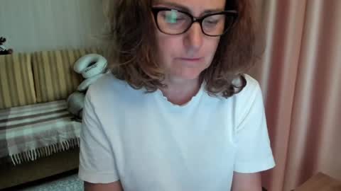 Lauraoven1 online show from June 9, 8:15 am