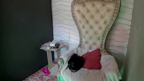 Layla online show from March 19, 6:12 pm