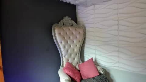 Layla online show from April 10, 6:56 pm