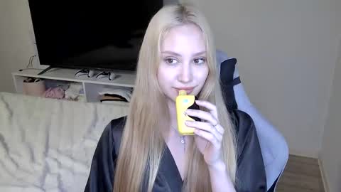 Snapshot of laylapretty001 chatting on June 5, 4:52 am LaylaPretty001 online show from June 5, 4:52 am